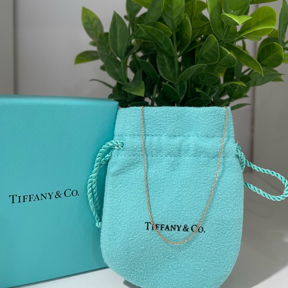 Tiffany & Co Chain in 18k rose gold, 24" long. Links